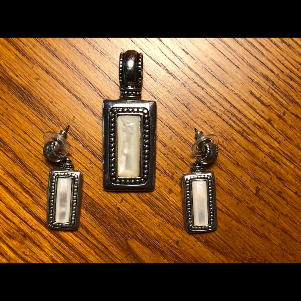 Premier Designs Pendant and matching earrings